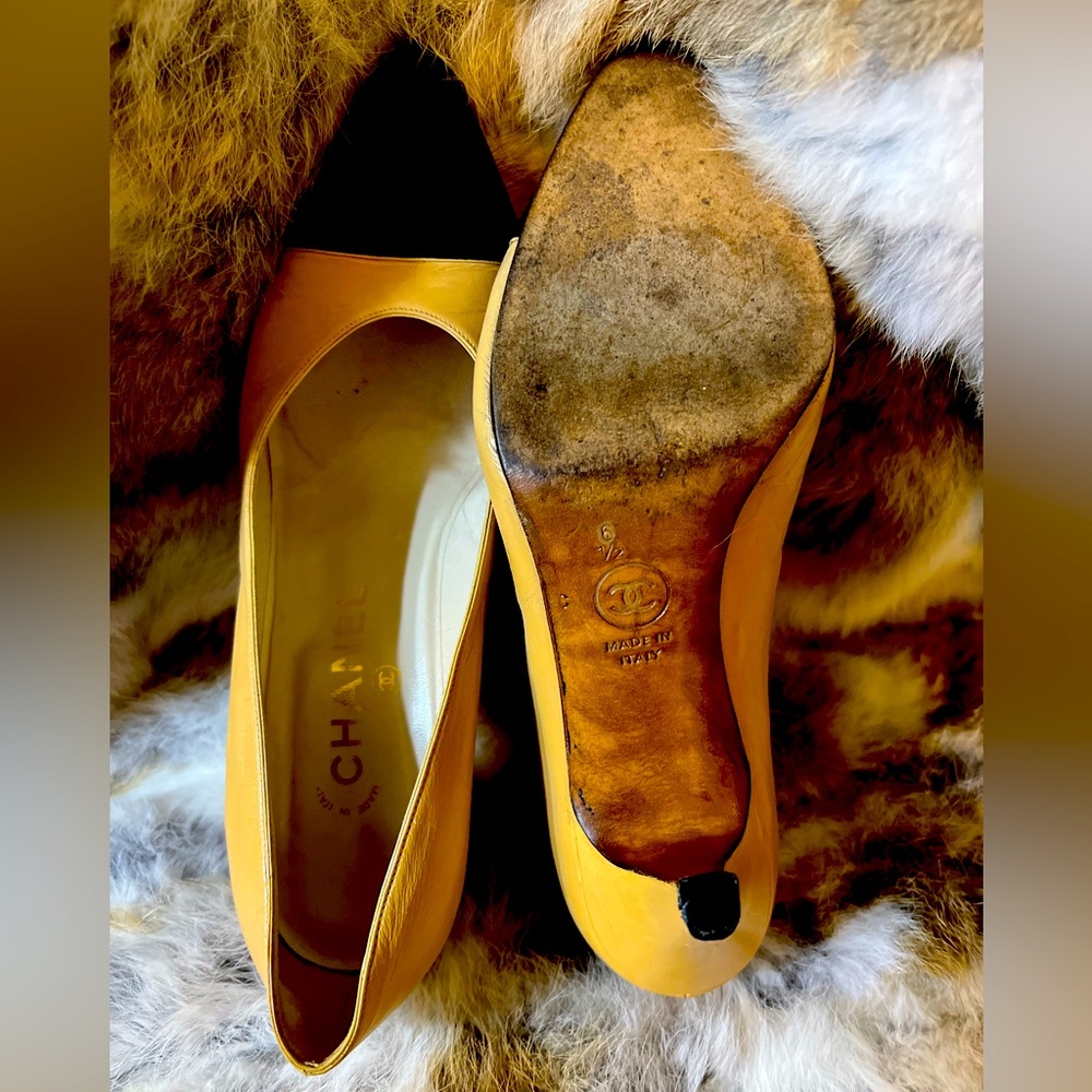 Vintage CHANEL Classic Two Tone Cap Toe Pump Shoes Size 6 1/2 Made in Italy